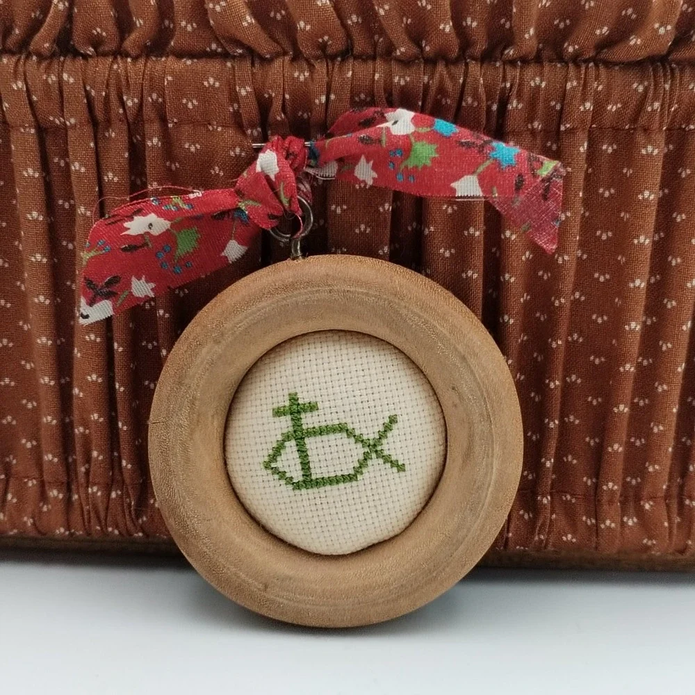 Vintage Wooden Cradle Napkin Holder Letter Sorter Gathered Fabric Cross Stitch‎